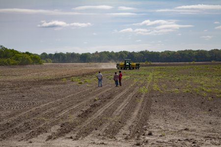 Joekels van machines worden hier gebruikt op het land